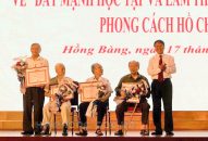 Quận ủy Hồng Bàng trao Huy hiệu Đảng đợt 19/5 và sơ kết 3 năm thực hiện Chỉ thị 05 của Bộ Chính trị