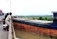 Hải Dương: Cầu An Thái lại bị tàu thủy đâm, giao thông ùn tắc cục bộ nhiều giờ