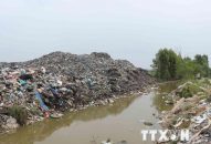 Truy tìm chủ xả trộm chất thải độ xuống kênh làm một người bỏng nặng