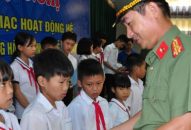 Ban chỉ đạo hè CATP: Tặng 30 suất quà cho trẻ em có hoàn cảnh khó khăn tại huyện Vĩnh Bảo
