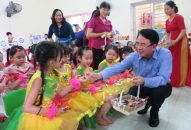 Phó Chủ tịch UBND thành phố Lê Khắc Nam thăm, tặng quà trẻ em nhân Ngày quốc tế thiếu nhi