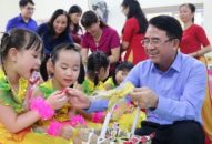 Lãnh đạo thành phố thăm, tặng quà các cháu Thiếu nhi quận Kiến An