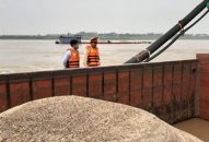 Công an Hà Nội bắt hai tàu trộm cát trên sông Hồng