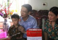 Lãnh đạo thành phố thăm, tặng quà thiếu nhi