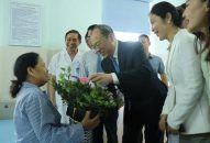 Đoàn công tác tỉnh Vân Nam, Trung Quốc thăm các bệnh nhân phẫu thuật đục thủy tinh thể tại BV Việt Tiệp