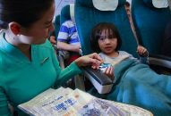Vietnam Airlines tặng quà cho trẻ em trên 17 đường bay nội địa