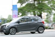 Khách hàng chen nhau lái thử xe VinFast Fadil