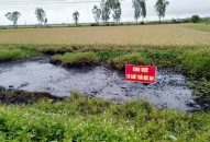 Hải Phòng: Truy tìm 2 người cùng phương tiện nghi đổ chất thải nguy hại ra mương nước