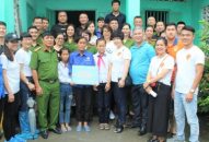 Phòng Cảnh sát Hình sự CATP và các nhà hảo tâm trao quà tặng thiếu nhi huyện Cát Hải