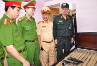 Trong đêm 21-5, các lực lượng CATP thực hiện Mệnh lệnh số 01 của Giám đốc CATP thu 1 khẩu súng, 14 viên đạn và 5 dao