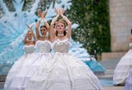 Du khách chen chân xem show “Vũ hội Ánh Dương”