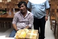 Nhập cảnh cùng 4 vạn viên hồng phiến giấu trong bình gỗ