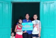 Thăm, tặng quà, trao kinh phí sửa nhà “Khăn quàng đỏ”