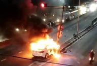 Cháy xe do đâm vào đèn tín hiệu giao thông