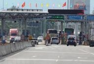 Nhiều xe ôtô cố tình nối đuôi nhau vượt trạm thu phí không dừng