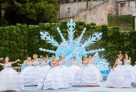 Chiêm ngưỡng những bộ trang phục cầu kỳ được “thửa riêng” cho Vũ hội Ánh Dương