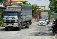 Ổ voi, ổ gà chi chít trên quốc lộ 17B ở Hải Phòng