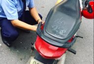 Cư dân mạng quan tâm: Anh bảo vệ giúp ‘người lạ’; em bé bị bỏ rơi