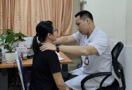 Cô gái loét vùng cổ nghiêm trọng do đắp thuốc lá chữa basedow