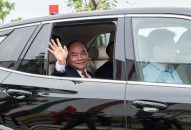 Thủ tướng đi thử ôtô VinFast do Chủ tịch Vingroup Phạm Nhật Vượng cầm lái