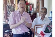 Ban Thường vụ Quận ủy Dương Kinh: Trao Huy hiệu 70 năm tuổi Đảng tặng đảng viên