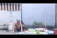 Đổ 200 quả trứng lên đầu mẹ để làm video YouTube: Giới trẻ phẫn nộ