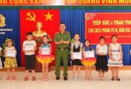 Phòng Cảnh sát thi hành án hình sự&hỗ trợ tư pháp – CATP: Khen thưởng 40 cháu học sinh giỏi