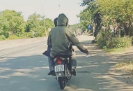 Công an phạt tiền 3 người rải tờ rơi quảng cáo trái phép