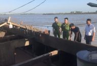 Bắt quả tang hai tàu khai thác cát trái phép trên sông Văn Úc