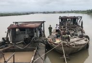 Phòng Cảnh sát môi trường: Bắt quả tang hai tàu khai thác cát trái phép trên sông Văn Úc