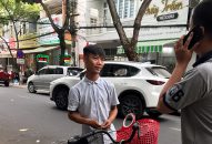 Thấy du khách nọi giọng miền Nam, người đánh giày hét giá ‘cắt cổ’ 300.000 đồng/đôi