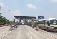 Hàng nghìn lượt phương tiện bám đuôi, đâm barie vượt Trạm thu phí Tiên Cựu