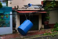 Bão số 2 Mun đổ bộ: Gió giật bật gốc cây, bay biển hiệu tại Cát Bà