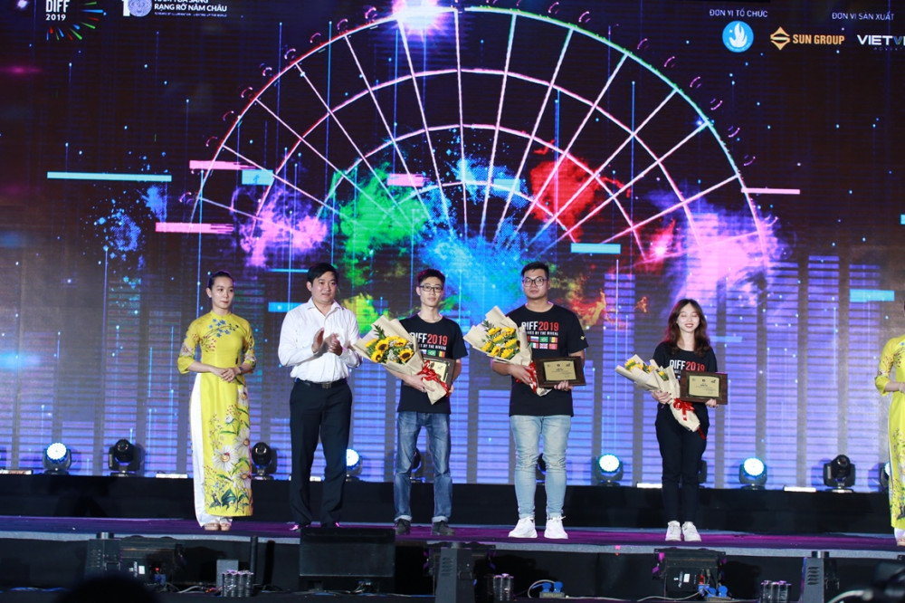 Đại diện Ban tổ chức trao giải thưởng cho các đội đạt Giải Tư