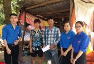 Tặng quà cho gia đình có hoàn cảnh khó khăn