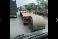 Dân mạng rùng mình vì xe container chở những cuộn thép khổng lồ liên tiếp gặp nạn