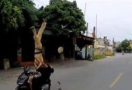 Hải Phòng: Nam thanh niên lao xe máy hất tung một cảnh sát giao thông