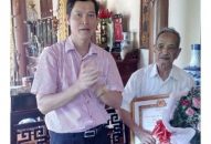 Quận ủy Dương Kinh: Trao Huy hiệu đảng tặng 84 đảng viên