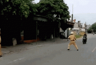 Kinh hoàng khoảnh khắc CSGT bị quái xế hất tung tại Hải Phòng