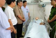 Đống chí Nguyễn Xuân Bình, Phó chủ tịch thường trực UBND TP thăm Thượng úy CSGT bị thương khi đang làm nhiệm vụ