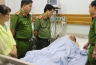 Giám đốc CATP thăm hỏi, động viên thượng úy Nguyễn Trọng Quý bị thương  trong khi làm nhiệm vụ