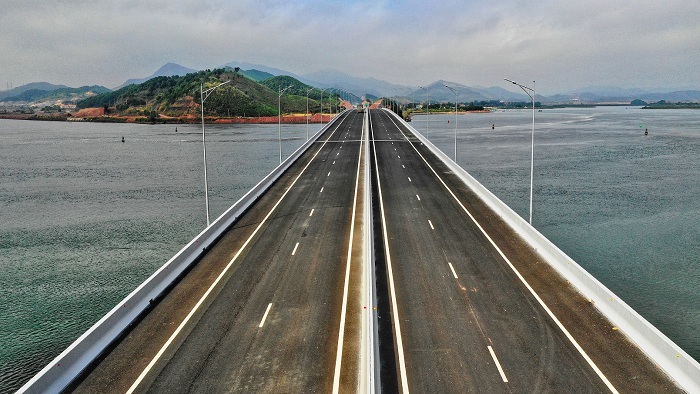 Cao tốc Hạ Long – Vân Đồn dài gần 60 km, được thiết kế tốc độ 100km trên giờ với quy mô 4 làn xe chạy và 2 làn dừng khẩn cấp