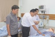 LÃNH ĐẠO SỞ Y TẾ THĂM HỎI CSGT BỊ TAI NẠN KHI LÀM NHIỆM VỤ