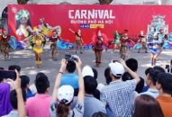 Carnival đường phố khuấy động phố đi bộ Hồ Gươm nhân kỷ niệm “20 năm Thành phố Vì hòa bình”