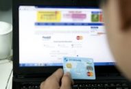 Người nước ngoài mua nhiều thẻ tín dụng để lừa đảo