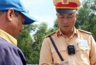 Cảnh sát giao thông lần đầu sử dụng camera trước ngực khi kiểm tra tài xế