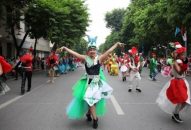 Đua chụp ảnh check –in với các vũ công carnival siêu hot tại phố đi bộ Bờ Hồ