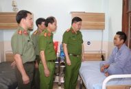 Thượng tá Bùi Trung Thành, Phó Giám đốc CATP thăm, động viên Thiếu úy Nguyễn Văn Dũng bị thương khi đang làm nhiệm vụ