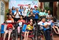 Trao 10 xe lăn tặng trẻ khuyết tật vận động