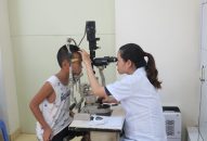 48 trẻ em dị tật mắt được thăm khám miễn phí